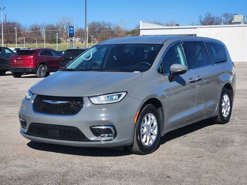 Used 2023 Chrysler Pacifica Touring-L FWD image 3