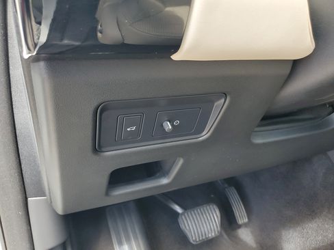 Used 2019 Land Rover Discovery SE image 19