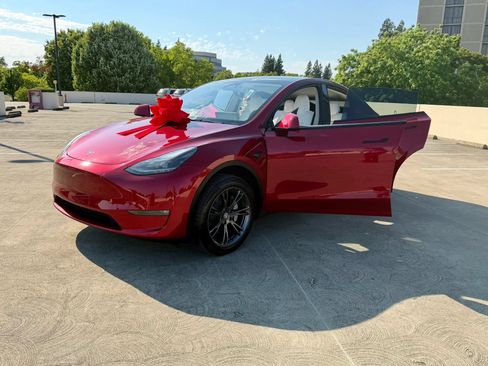 Used 2024 Tesla Model Y Long Range RWD image 45