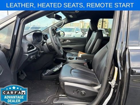 Used 2025 Chrysler Pacifica Select FWD image 10