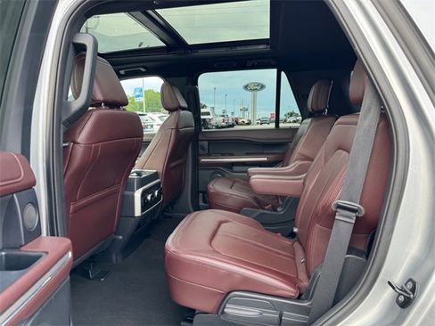 Used 2024 Ford Expedition Limited image 12