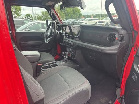 Used 2025 Jeep Wrangler Unlimited Rubicon AWD/4WD image 6