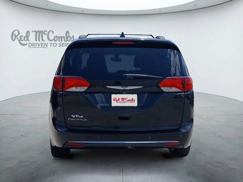 Used 2017 Chrysler Pacifica Touring-L FWD image 4