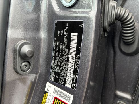 Used 2025 Toyota Highlander LE FWD image 31