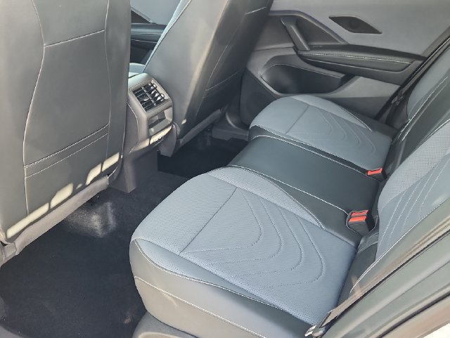 Used 2025 Volkswagen Tiguan SE w/ Panoramic Sunroof Package AWD/4WD image 8