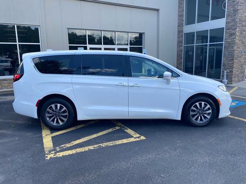 Used 2022 Chrysler Pacifica Touring-L FWD image 16