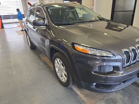 Used 2018 Jeep Cherokee Latitude Plus w/ Cold Weather Group FWD image 1