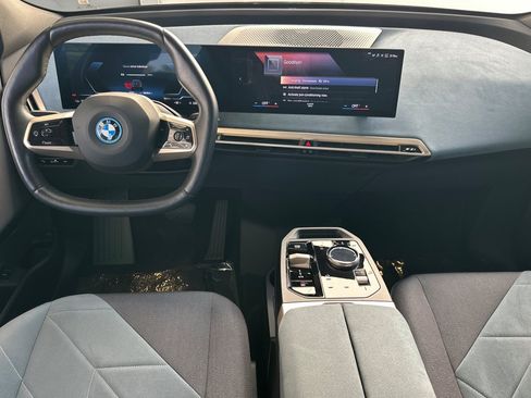 Used 2023 BMW iX xDrive50 w/ Sport Package AWD/4WD image 17
