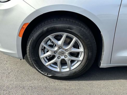 Used 2024 Chrysler Pacifica Touring-L image 30