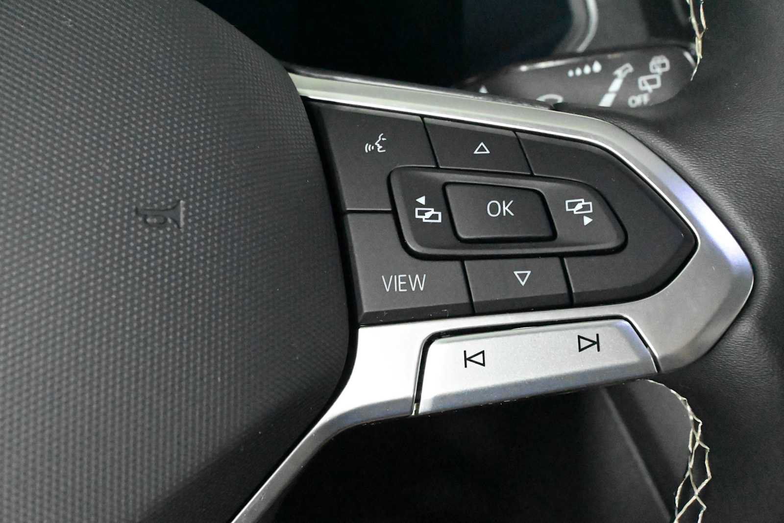 Certified 2023 Volkswagen Tiguan SE R-Line FWD image 21