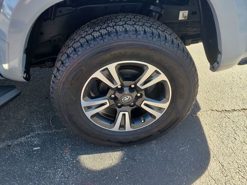Used 2019 Toyota Tacoma TRD Sport image 5