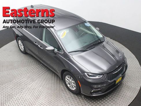 Used 2023 Chrysler Pacifica Touring-L image 3