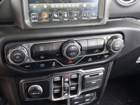 Used 2021 Jeep Wrangler Unlimited Sahara image 28