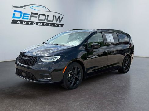 Used 2025 Chrysler Pacifica Limited FWD image 7