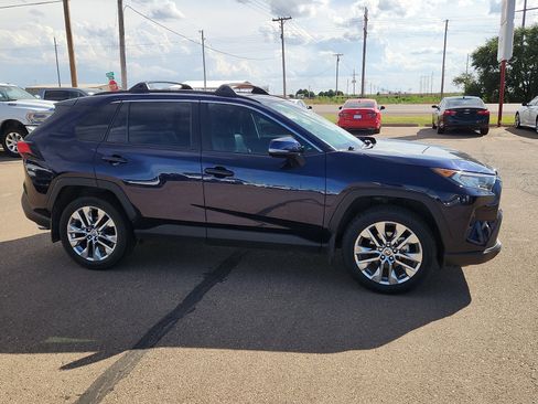 Used 2021 Toyota RAV4 XLE Premium image 5