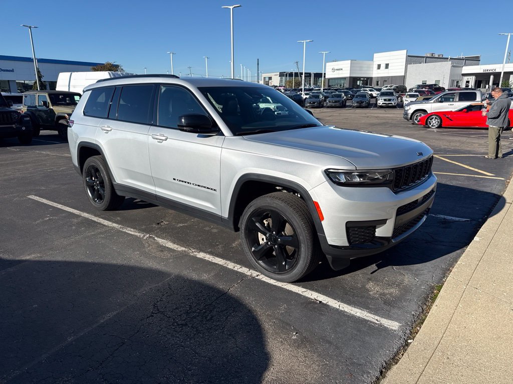 Used 2023 Jeep Grand Cherokee L Laredo AWD/4WD image 3