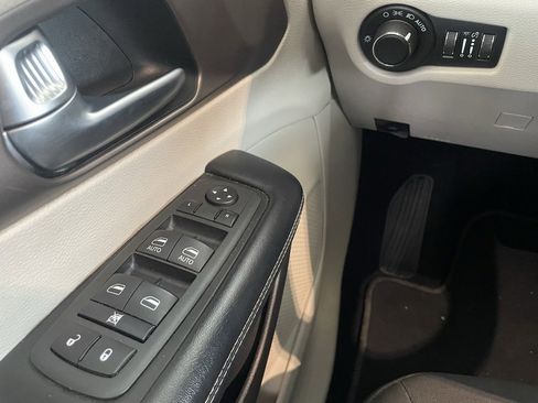 Used 2022 Chrysler Voyager LX image 19