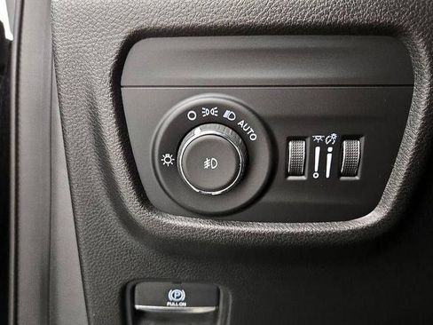 Used 2023 Jeep Grand Cherokee Limited AWD/4WD image 9