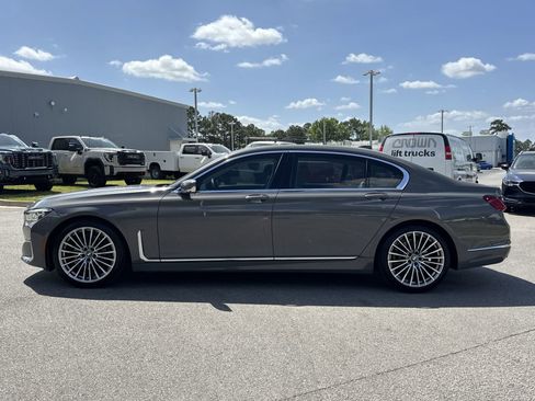 Used 2022 BMW 740i w/ Premium Package image 7