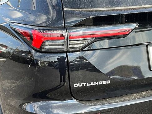 New 2025 Mitsubishi Outlander SE image 23