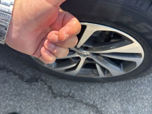 Used 2023 Buick Envision Essence image 2