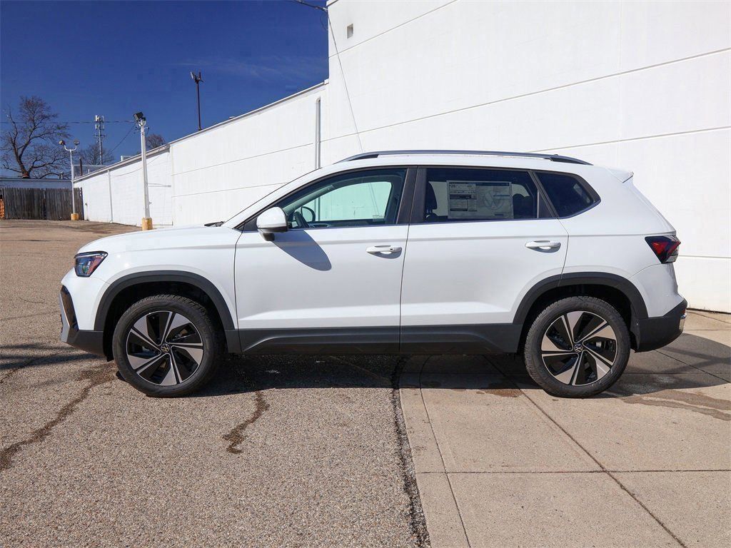 New 2026 Volkswagen Taos SE AWD/4WD image 2
