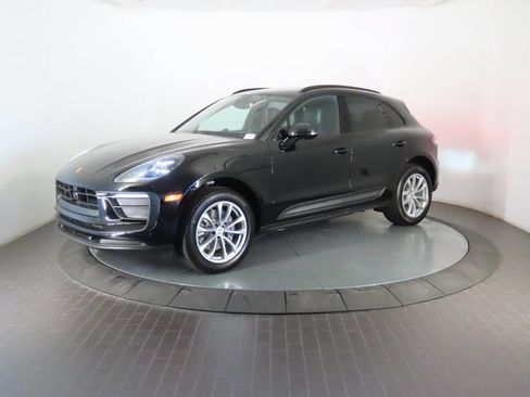 Certified 2025 Porsche Macan AWD/4WD image 1