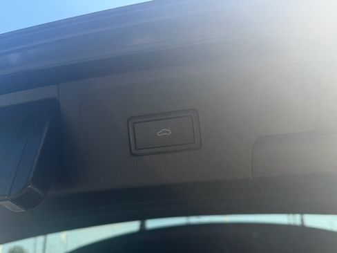 Used 2025 Volkswagen Atlas SE FWD image 18