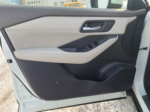 Used 2023 Nissan Rogue SL w/ SL Premium Package image 15