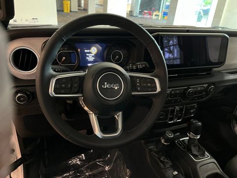 Used 2025 Jeep Wrangler Unlimited Sahara AWD/4WD image 28