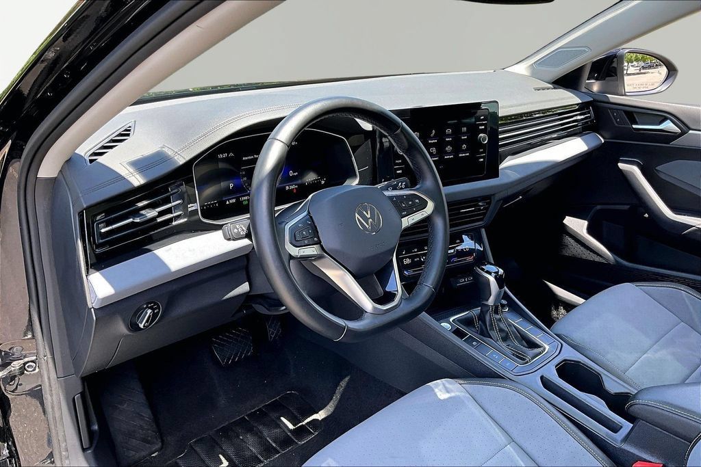 Used 2025 Volkswagen Jetta SE FWD image 9