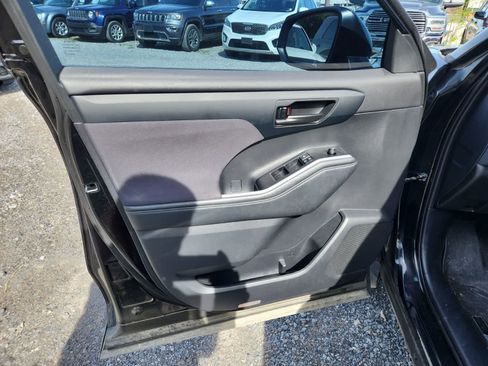 Used 2021 Toyota Highlander LE image 16