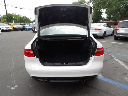 Used 2018 Jaguar XE RWD image 11
