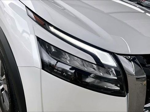 Certified 2025 Nissan Pathfinder SL image 27