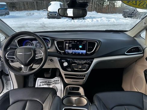 Used 2024 Chrysler Pacifica Touring-L image 12