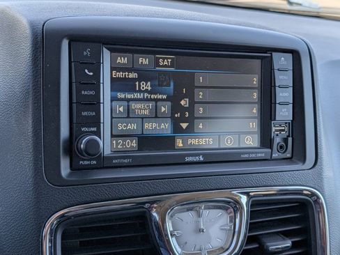 Used 2016 Chrysler Town & Country Touring image 9