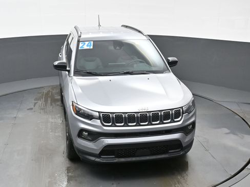 Used 2024 Jeep Compass Latitude image 40