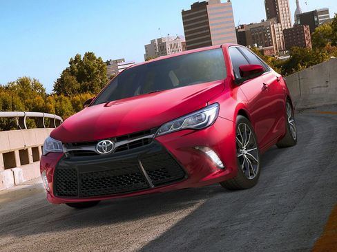 Used 2016 Toyota Camry SE image 1