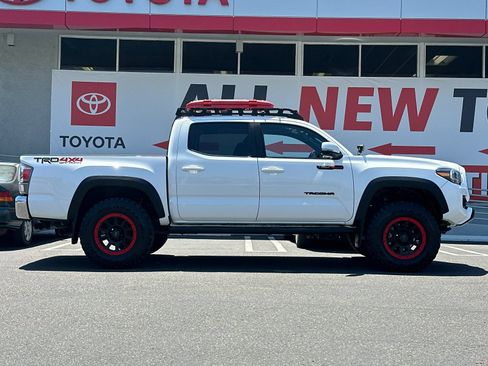 Used 2023 Toyota Tacoma TRD Off-Road w/ Black Out Package (TMS) AWD/4WD image 6