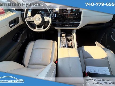 Used 2024 Nissan Pathfinder SL w/ Black Appearance Package AWD/4WD image 10