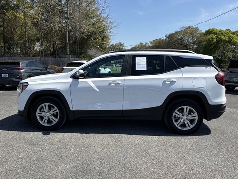 Used 2024 GMC Terrain SLE w/ Driver Convenience Package image 2