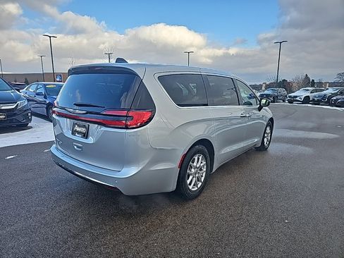 Used 2024 Chrysler Pacifica Touring-L image 5