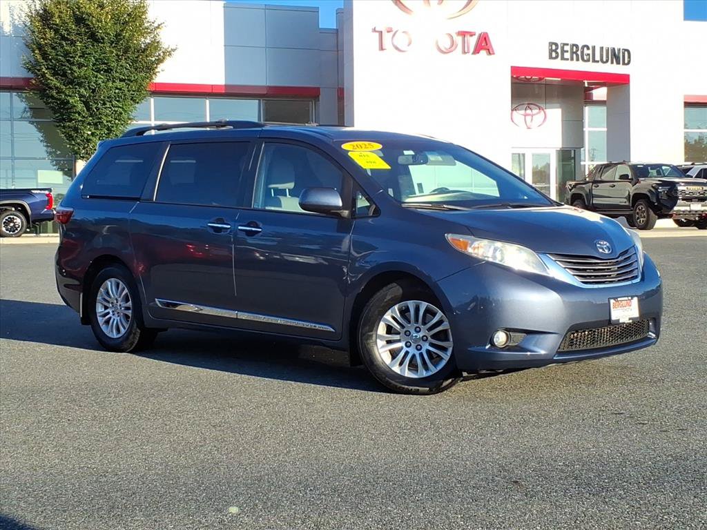 Used 2015 Toyota Sienna XLE w/ XLE Navigation Package FWD image 2