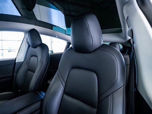 Used 2022 Tesla Model Y Long Range image 38