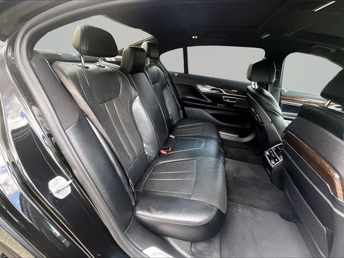 Used 2020 BMW 740i w/ M Sport Package RWD image 25