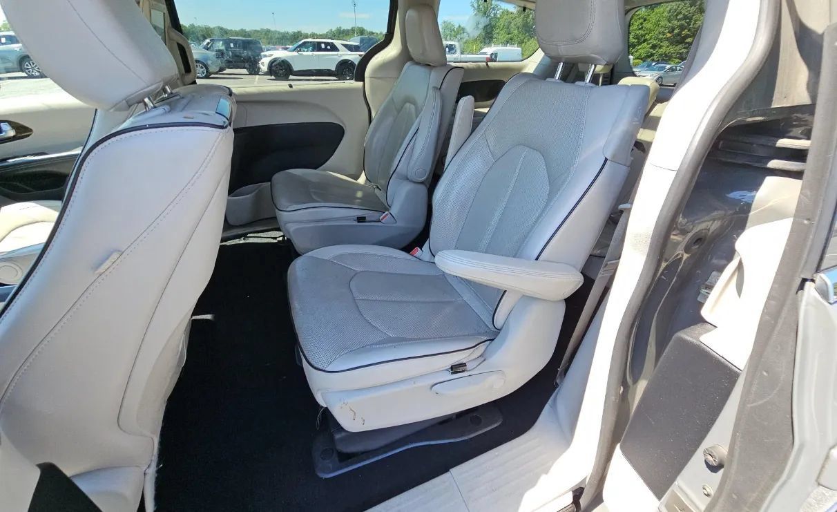 Used 2021 Chrysler Pacifica Limited w/ Uconnect Theater Family Group FWD image 7