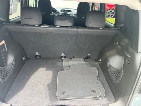 Used 2018 Jeep Renegade Latitude FWD image 19
