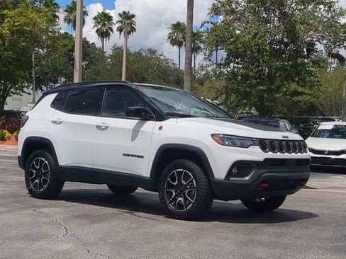 Used 2025 Jeep Compass Trailhawk w/ Trailhawk Convenience Group AWD/4WD image 2