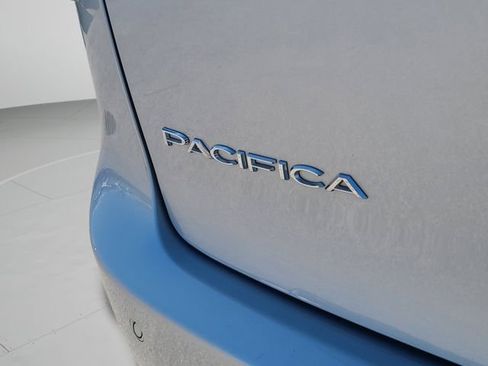 Used 2023 Chrysler Pacifica Limited image 5