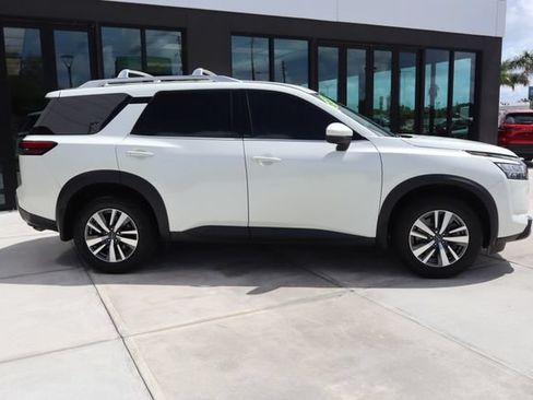 Used 2023 Nissan Pathfinder SL AWD/4WD image 2